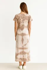 Vestido midi de algodón, con estampado tie-dye en tonos gris y negro, cuello en V y mangas cortas.