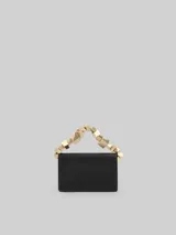 Bolso de mano negro de poliéster con asa rígida dorada con forma de cubos.