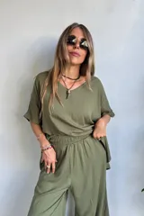 Remerón de lino color verde militar, con escote en V, mangas cortas y diseño de corte holgado.