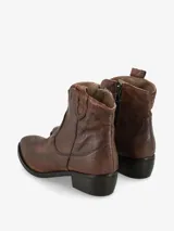 Botín de cuero negro de estilo texano con punta fina y costuras decorativas.