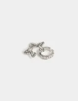 Set de dos aros earcuff plateados, uno con forma de aro y otro con forma de estrella, ambos con strass incrustados.