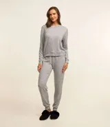 Conjunto de pijama gris melange en tejido de tricot, compuesto por un buzo de cuello redondo y un pantalón de corte recto con cintura elástica.