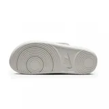 Sandalias Nike Duo SE blancas con doble tira superior gris estampada con logos de Nike y letras Nike en verde.