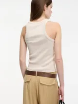 Musculosa marrón con efecto gastado, de corte ajustado y cuello redondo.