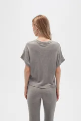 Remera gris de poliéster y lurex, manga corta, corte holgado y cuello a la base.