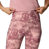 Calza larga deportiva con estampado abstracto en tonos rosados y morados. Confeccionada en tejido hidroabsorbente con corte de tiro alto y bolsillo lateral en la pierna.