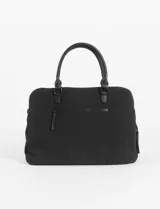 Maletín tipo cartera o bolso de mano color verde oliva, confeccionado en poliéster. Presenta dos asas superiores de cuero sintético negro y una correa ajustable y desmontable para llevar al hombro. Cuenta con cierres frontales y laterales en negro, y un pequeño dije metálico con logo en la parte inferior frontal.