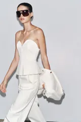 Bustier blanco de denim con escote corazón y hombros descubiertos.