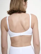 Soutien negro sin aro y sin relleno, con breteles regulables y espalda con cierre de gancho.