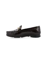 Mocasín marrón oscuro de cuero con textura de cocodrilo y detalle de hebilla dorada.