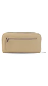 Billetera larga color beige, con solapa y broche a presión. Tiene un compartimento frontal con tarjeteros, visor y bolsillos, y un compartimento posterior con monedero con cierre, tarjeteros y bolsillos. Incluye un bolsillo trasero con cierre.