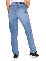 Pantalón de jean celeste claro con rotura en la rodilla, corte recto y diseño de cinco bolsillos.