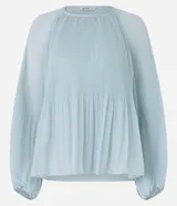 Blusa celeste de crepé con textura plisada, cuello redondo, mangas largas abullonadas y puños ajustados.