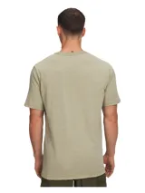 Remera Under Armour de hombre, color celeste, de manga corta y cuello redondo. Presenta logo discreto en el pecho.