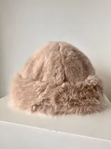 Gorro tipo bucket de piel sintética color beige.