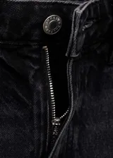 Falda midi de jean negro con cintura alta, presillas para cinturón, cierre frontal con cremallera y botón, cinco bolsillos y corte recto.