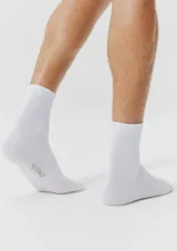 Kit de tres pares de medias blancas de algodón de corte medio.