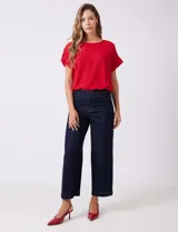 Jean wide leg de tiro alto, color azul oscuro, con pierna ancha, pretina con pasadores, botón y cierre. Cuenta con bolsillos delanteros y traseros.