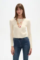 Sweater blanco de viscosa, con cuello a la base, diseño de ochos y corte al cuerpo.