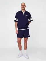 Short deportivo de hombre color azul marino, con cintura elástica con cordón ajustable, bolsillos laterales y logo Gap bordado en blanco en la pierna izquierda.