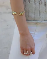 Anillo dorado con diseño de coral marino.