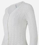 Cárdigan de punto color marrón óxido con diseño calado, cuello en V, cierre frontal con botones blancos, mangas largas con volados en los puños y volados en el ruedo.