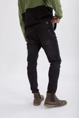 Pantalón de jean negro de corte recto.