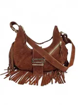 Cartera negra tipo hobo de gamuza con flecos, cierre superior con cremallera y asa de hombro trenzada.
