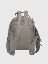 Mochila Hush Puppies color gris con bolsillo frontal con cierre, asa de mano superior, tiras traseras ajustables y detalle de borla colgante.