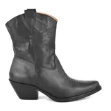 Bota de cuero negra con bordados decorativos, taco bajo y punta fina.