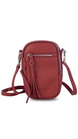 Bandolera compacta de símil cuero color rojo, con correa regulable y desmontable. Posee apertura superior, bolsillo frontal con cierre y bolsillo trasero abierto.