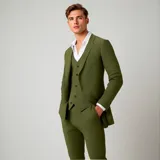 Traje de lino color blanco compuesto por saco, chaleco y pantalón de vestir. El saco es de corte clásico con solapas y cierre de dos botones. El chaleco es de corte entallado con cierre de botones. El pantalón es de corte recto con bolsillos laterales y traseros.