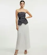 Falda midi evasé color blanco, con cintura alta y textura de encaje.