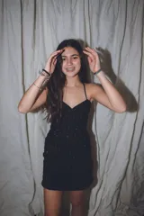 Vestido corto rojo brillante con escote halter y espalda descubierta.