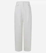 Pantalón blanco de corte wide leg, tiro alto, con pinzas delanteras y trabillas en la cintura. Presenta un cierre tradicional y detalles de botones dorados en la parte superior frontal.