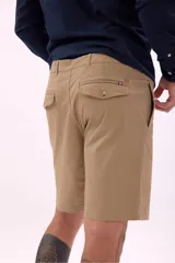 Bermuda de lino color beige, corte recto, con bolsillos laterales y traseros.