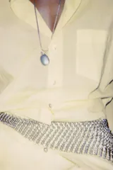 Set de dos collares plateados: uno con eslabones de piezas metálicas rectangulares y circulares, y otro con cadena fina y dije en forma de botella.