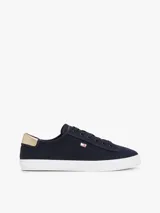 Zapatillas Tommy Hilfiger de lona azul marino con suela blanca de goma y talón dorado metalizado.