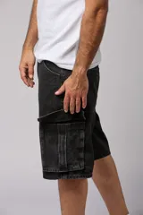 Bermuda de jean negro con corte holgado y múltiples bolsillos tipo cargo.