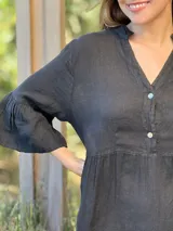 Vestido corto azul eléctrico de lino, con cuello mao, escote con botones de nácar y mangas 3/4 con volados.