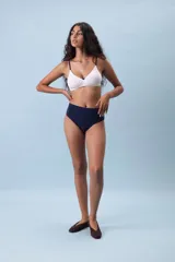 Culotte negro de algodón suave con faja en la cintura.