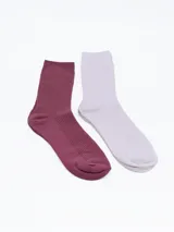 Pack de dos pares de medias de caña media, una color marrón y otra color celeste.