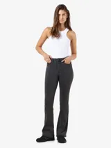 Pantalón de jean de cintura alta, color gris oscuro, con corte ajustado hasta la rodilla y acampanado en la parte inferior.