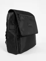 Mochila negra de nylon con tapa y cierre frontal, cuenta con espacio amplio.