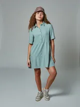Vestido verde musgo con cuello camisero, manga corta y corte evasé.