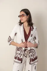 Blazer italiano de lino y viscosa color crudo con estampado de hojas en marrón oscuro. Manga tres cuartos con presilla y corte suelto.