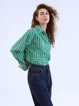 Camisa verde con rayas verticales azules, de corte cropped y manga larga.