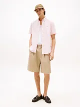 Camisa Tommy Hilfiger de corte regular, color rosa claro, confeccionada en algodón Oxford. Tiene cuello abotonado, manga corta y logo bordado en el pecho.