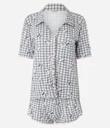 Conjunto de pijama americano corto confeccionado en viscosa certificada. Incluye camisa de manga corta con cuello solapa, bolsillo en el pecho y abotonado delantero; y short con cintura elástica. Estampado de cuadros vichy con perritos y detalles de vieses contrastantes.