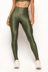 Calza larga de lycra verde militar con cintura alta y bolsillo interno.